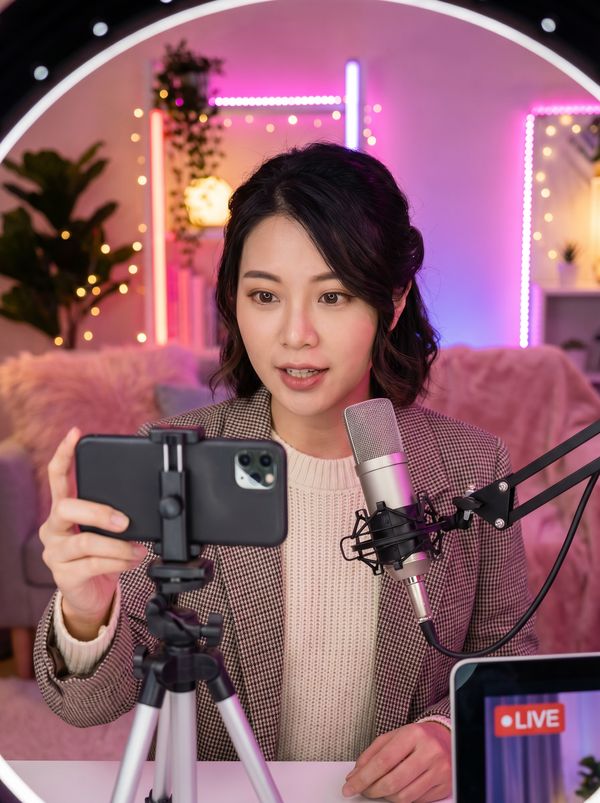 香蕉漫画原创视频-甜美主播直播分享